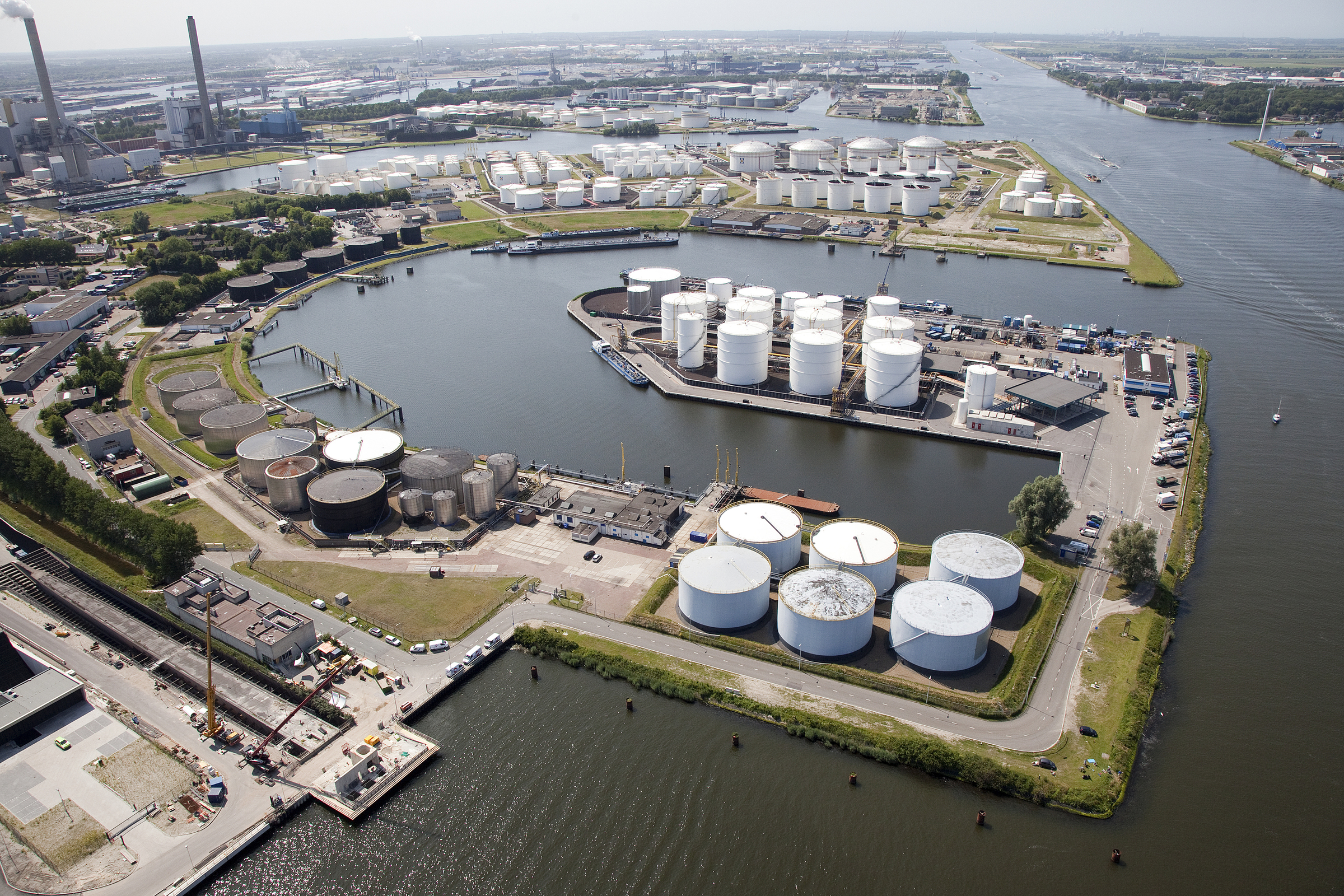 Luchtfoto NZKG: met de Petroleumhaven op de voorgrond